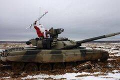 圣诞老人开着坦克来送礼