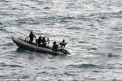 打捞到的亚航客机残骸