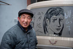 成都“涂鸦爷爷”的灰尘画