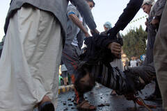 也门遭汽车炸弹袭击现场