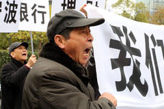 上海投资人集体到银监会维权现场