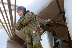 日本防相在夺岛演习中体验伞训