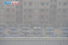 成都：小学生在雾霾中上体育课