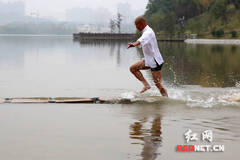 少林武僧水上漂120米 刷世界纪录