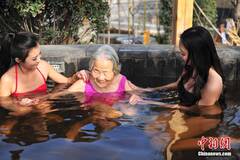 山东：城市旅游小姐陪“奶奶”泡温泉