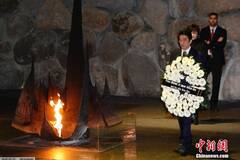 安倍晋三向大屠杀遇难者敬献花圈