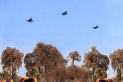 巴枭龙编队低空飞过表示哀悼