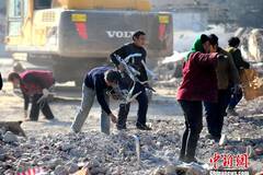 山东济南：失地农民砸石“淘金”