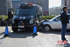 昆明:私家车撞特警执勤车现场