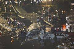 台军搭起浮桥连夜打捞坠河客机