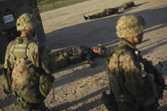 日本自卫队赴美演练躺地上装死