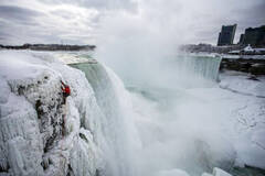 冒险家完成世界最大跨国瀑布攀爬