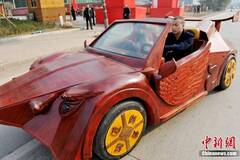 江西：男子自费10余万造红木敞篷跑车