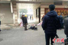 讨薪民工遭暴打 围观群众无人劝阻