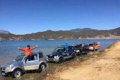 游客开越野车在泸沽湖“洗车冲浪”