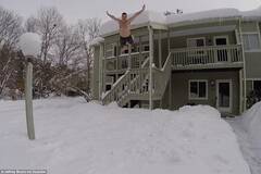 美国民众暴雪天气中跳楼取乐