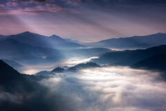 洒进山脉的阳光