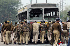 印度公交撞死男童 民众焚车泄愤