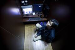 日本：吃住在两三平米空间的“网吧难民”
