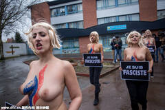 女权组织示威者在投票站外全裸抗议