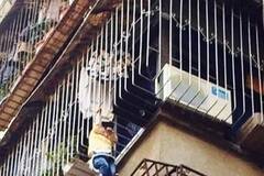4岁女孩卡阳台护栏 男子托举半小时