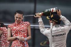 上海：F1王牌汉密尔顿夺冠后一幕