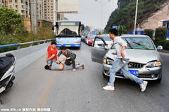 警匪追逐围捕现场画面