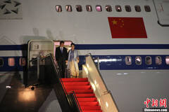习近平偕彭丽媛抵达印尼