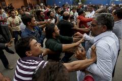 印度民众争相等飞机撤离发生冲突