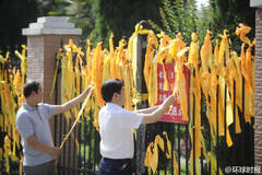 监利当地小学挂满黄丝带为游轮祈福