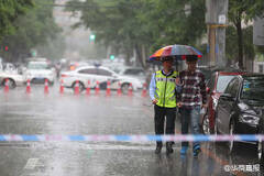 沈阳：雨中接力送考生