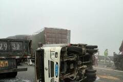 天津大雾致高速路60车相撞