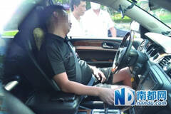 广东一男子等红绿灯睡着 车上载小孩