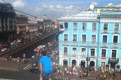 俄男子徒手爬21米高电线