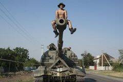 乌政府军大口径榴弹炮驰援东部