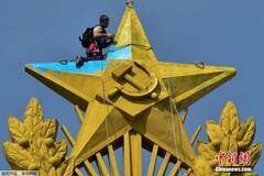 莫斯科大楼尖塔被涂鸦成乌克兰国旗色