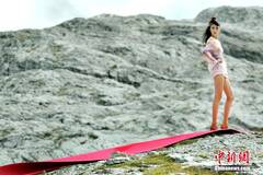 超模空降悬崖走秀