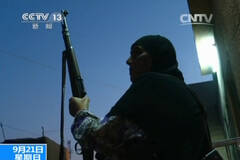 打击ISIS：扛枪保家园的老太太