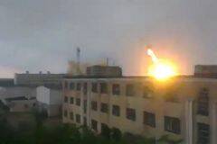 顿涅茨克化工厂遭导弹击中爆炸