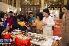 彭丽媛送太太团小礼品 为女儿挑礼物