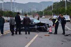 上海牌照奥迪撞飞环卫工人