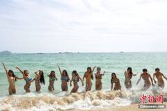 大学女生三亚备战健身比赛 沙滩秀身材