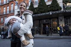 英国酒店要求哺乳妇女遮蔽乳房引示威