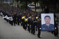 缉毒警察的葬礼 送行队伍延绵2公里