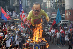 菲律宾民众火烧“总统阿基诺”