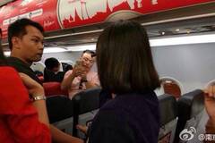 中国游客侮辱空姐 致航班返程曼谷