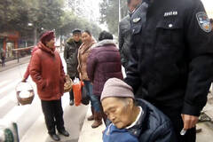92岁老太迷路街边睡着 民警伸腿让其靠1小时