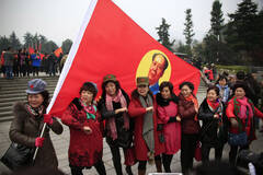 群众纪念毛泽东诞辰121周年