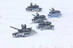 俄军T-72坦克群雪地呼啸而过