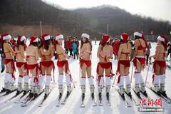 河南一滑雪场现身10名“圣诞女郎”